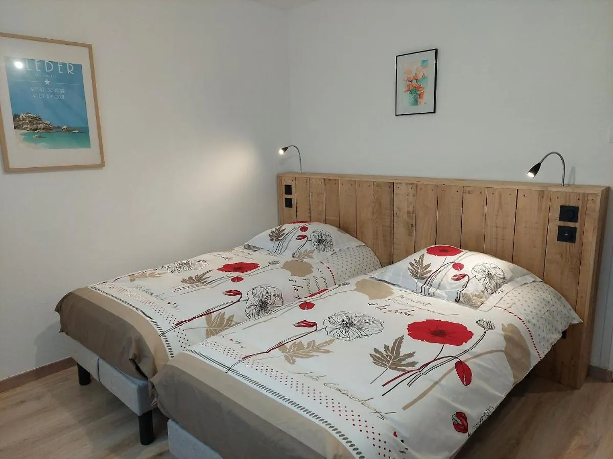 Comfortable Holiday Home With A Spacious Terrace Area Near The Sea Sibiril